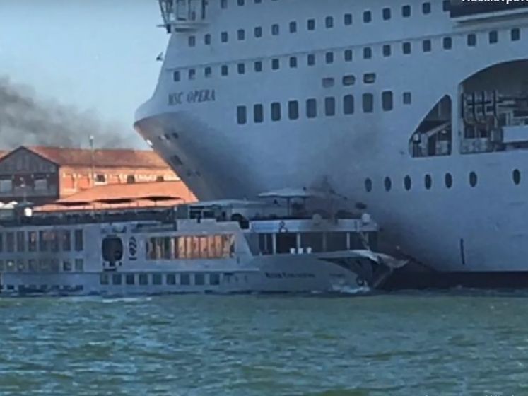 ﻿У Венеції круїзний лайнер зіткнувся з туристичним катером, є постраждалі