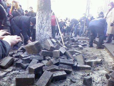 Активисты Майдана строят баррикады в Мариинском парке