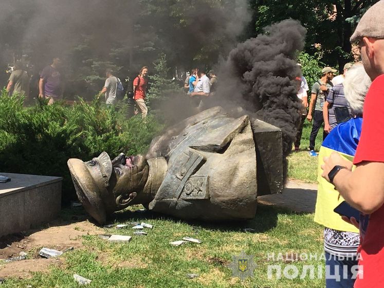 ﻿За фактами знесення пам'ятника Жукову і розпилення сльозогінного газу під час пікету у Харкові поліція відкрила кримінальні провадження