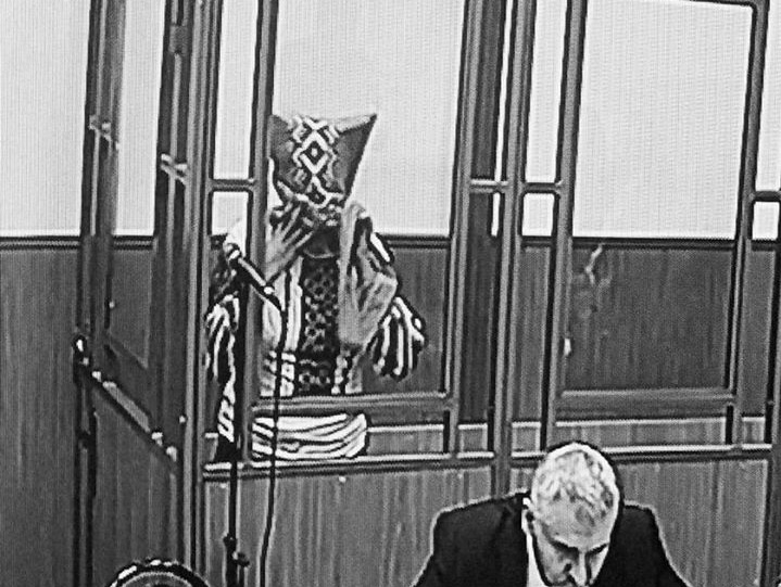 Савченко в суде надела на голову пакет и спросила свидетеля, узнает ли он ее