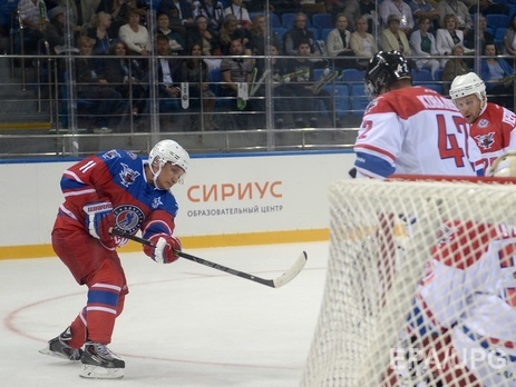 Путин в день рождения сыграл в хоккей и забросил семь шайб в ворота сборной чиновников и бизнесменов