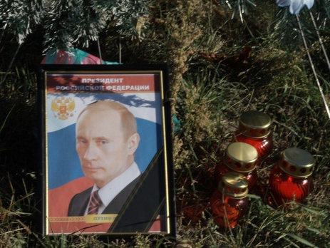 К посольству РФ в Киеве в день рождения Путина принесли траурные венки. Фоторепортаж