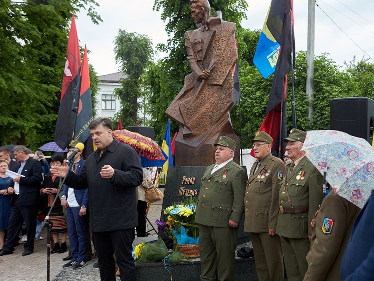 ﻿Посли Польщі та Ізраїлю висловили протест через зведення пам'ятника Шухевичу в Івано-Франківську