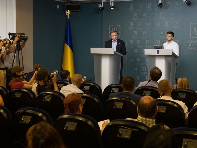 Журналистам не разрешили взять телефоны на брифинг Зеленского и Кучмы, президент пообещал, что это правило отменит