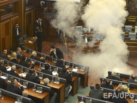 В парламенте Косово оппозиционный депутат кинул дымовую гранату. Видео