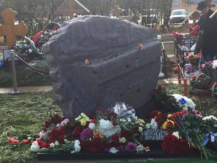 Депутат Госдумы Гудков: Спустя час после открытия памятника на могиле Немцова люди все идут и несут цветы