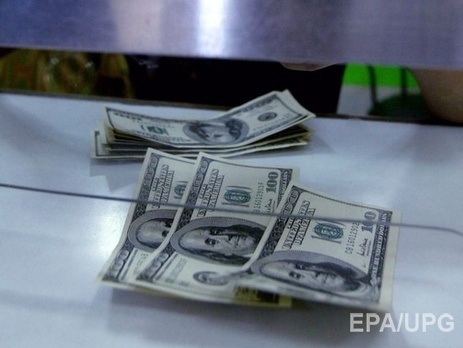 Нацбанк существенно понизил курс гривны к доллару и евро