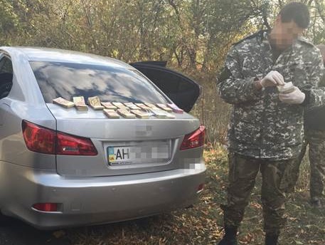 В Артемовске СБУ задержала двоих своих сотрудников на взятке в 350 тыс. грн