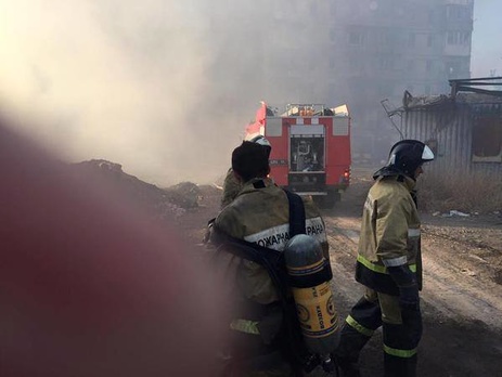 В результате обстрела в Донецке загорелся высотный жилой дом. Фоторепортаж