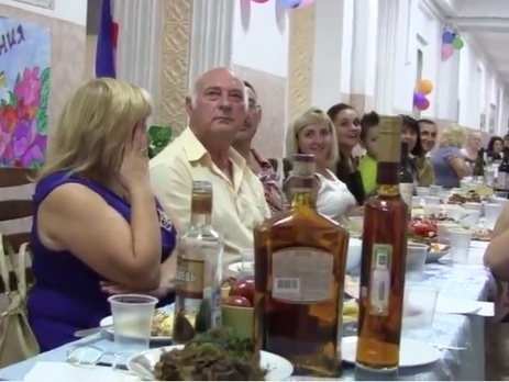 В ялтинской школе в Крыму учителя во главе с директором набросились на человека, заснявшего их банкет. Видео