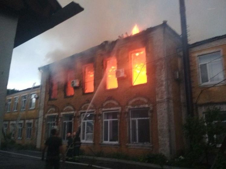 ﻿У Кіровоградській області блискавка вдарила в будівлю райдержадміністрації, будівля згоріла