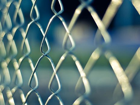 Суд приговорил к трем годам лишения свободы полицейского за разбойное нападение на 12-летнюю девочку в Киеве