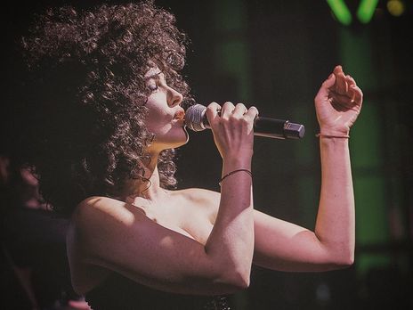 Астафьева позировала в центре мишени