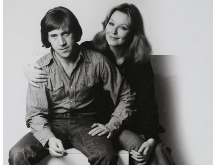 Влади выставила на аукцион последнее стихотворение и посмертную маску Высоцкого