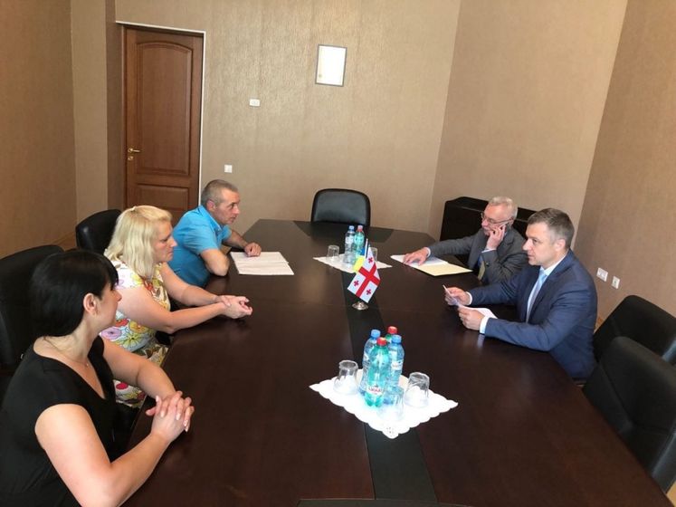 ﻿Зеленський скерував у Грузію делегацію, щоб повернути додому 10 дітей хмельницьких бізнесменів. Українців підозрюють у торгівлі дітьми