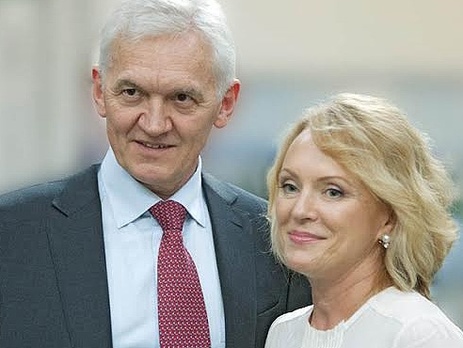 Жена российского миллиардера Тимченко рассказала, что из-за санкций вместе с мужем много путешествует по России