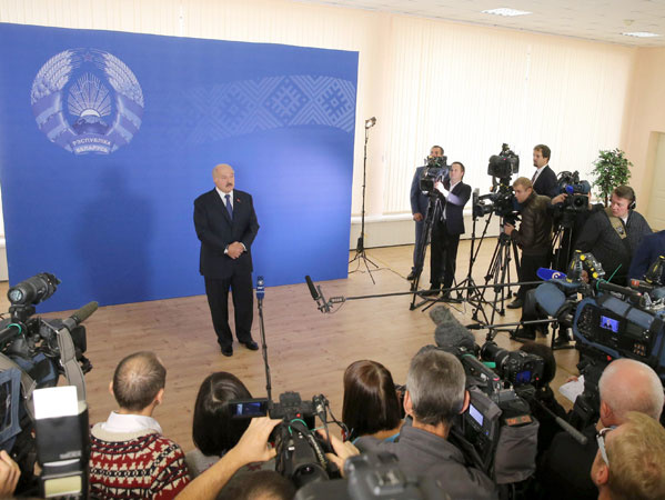 Лукашенко: Мы знаем всех наших оппозиционеров поименно, их 400 человек плюс зеваки