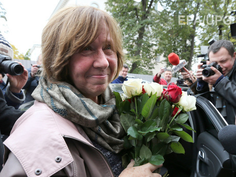 Алексиевич: Первым меня поздравил президент Гаук, потом министр иностранных дел, а к вечеру – Лукашенко