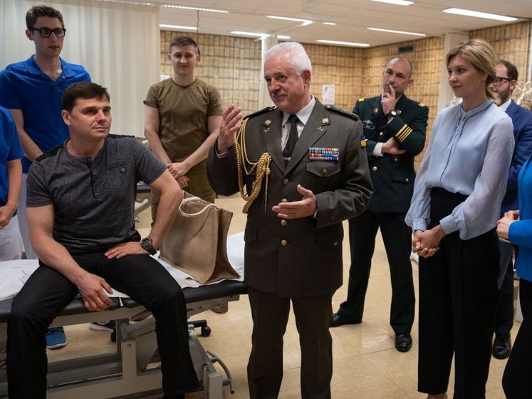 Жена Зеленского в Брюсселе посетила украинских военных, которые проходят реабилитацию в военном госпитале