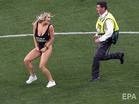 Модель, которая в купальнике выбежала на поле во время финала Лиги чемпионов, оштрафовали