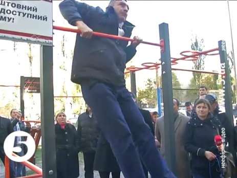 Кличко не смог выполнить упражнение на перекладине, за что был назван 