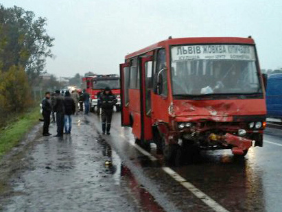 Во Львовской области столкнулись легковой автомобиль и автобус: два человека погибли, девять получили травмы