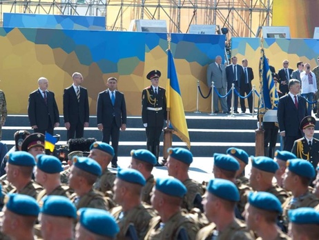 В День независимости Украины президент, премьер и спикер парламента присутствовали на торжествах под неутвержденным законом флагом
