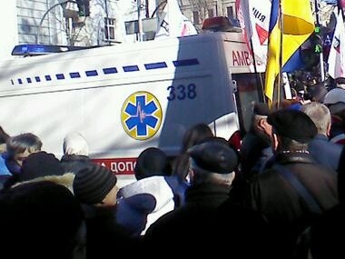 Медики Майдана предоставили помощь раненому милиционеру
