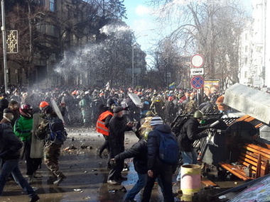На помощь киевским митингующим отправились активисты с западной Украины и Харькова