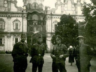 Киевлянка Хорошунова в дневнике 1941 года: На колокольне Софийского собора рядом с украинским флагом появилось немецкое знамя со свастикой