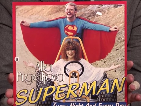 Джимми Фэллон высмеял обложку сингла, на которой Алла Пугачева сидит за рулем багги, а позади нее стоит усатый мужчина в очках и костюме Супермена
