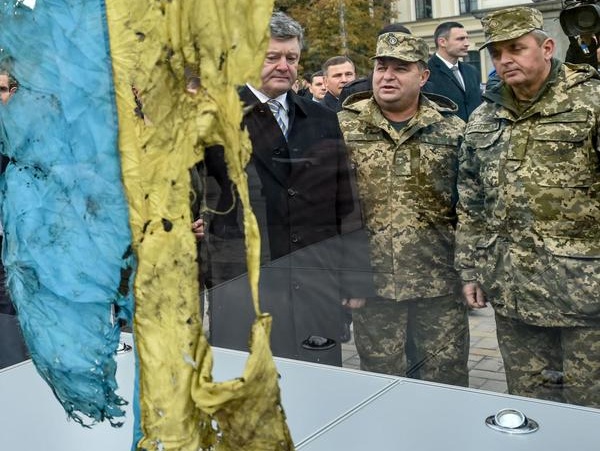 На выставку оружия в столицу привезли флаг из-под Иловайска, которым встречали Путина в Нью-Йорке