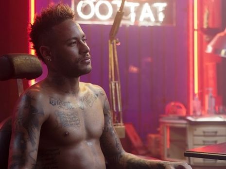 В сети появилось видео из номера отеля с Неймаром и девушкой, обвинившей футболиста в изнасиловании