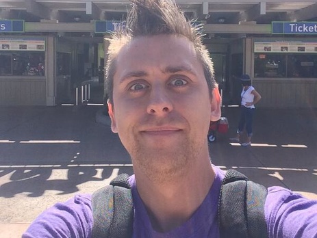 Американский комик Атвуд разыграл жену, инсценировав смерть сына. Видео