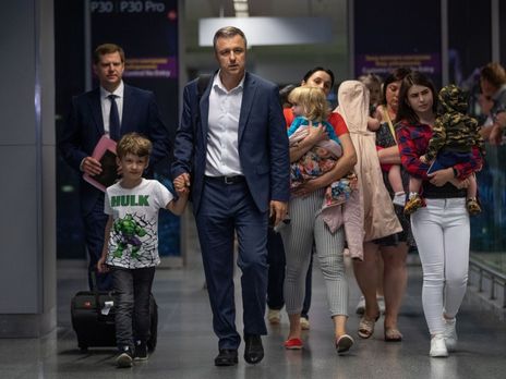 ﻿В Україну із Грузії повернули дітей, яких батьки незаконно віддали прийомним сім'ям