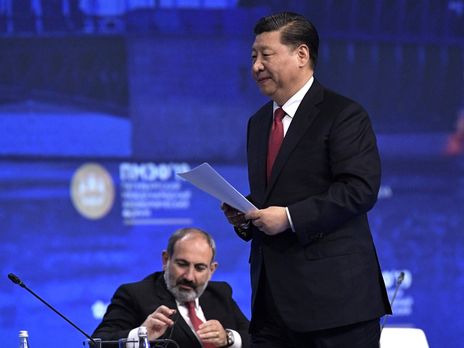 ﻿Охорона Путіна втримала Сі Цзіньпіна, коли той спіткнувся. Відео