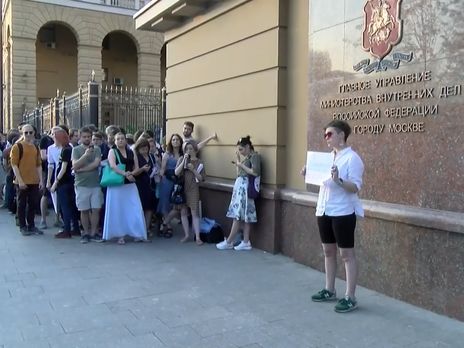 У главка МВД в Москве несколько часов продолжались одиночные пикеты в поддержку журналиста Голунова. Видео