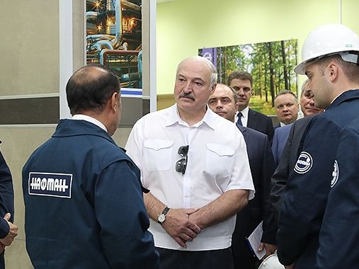 "Ползать на коленях не надо". Лукашенко призвал по-деловому решать вопрос компенсации за некачественную нефть из РФ