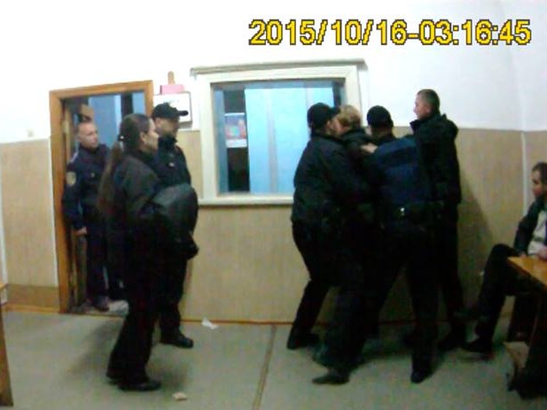 Во Львове преподавательница физкультуры напала на полицейских