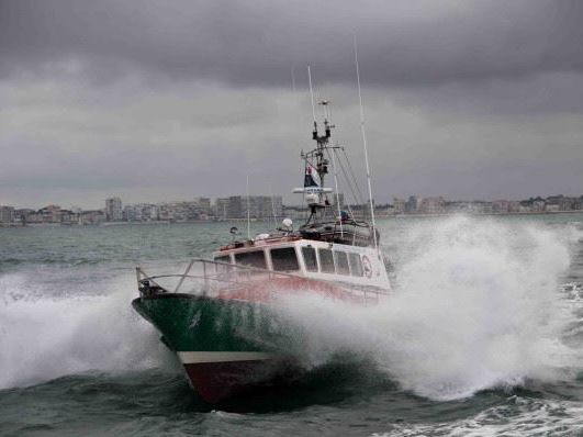 Во Франции во время шторма перевернулась спасательная лодка, погибло трое людей