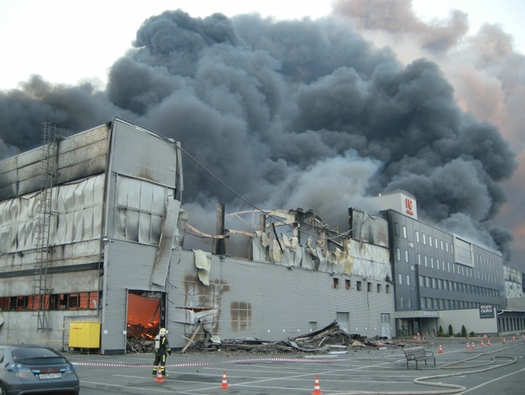 В Санкт-Петербурге пожар площадью 10 тыс. м² тушат свыше 200 человек и 54 единицы техники