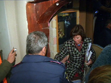 В Мариуполе активисты заблокировали членов горизбиркома на рабочем месте