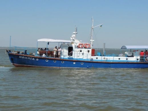 Госслужба по ЧС: В Черном море продолжаются поиски двух человек с перевернувшегося катера