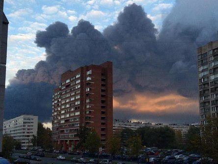 В Санкт-Петербурге спасатели 15 часов борются с огнем на складе. Фоторепортаж