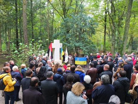 В Мюнхене освятили восстановленный памятник на могиле Бандеры