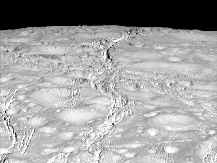 Зонд Cassini нашел на Энцеладе "снеговиков"