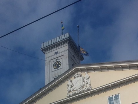 На львовской Ратуше в знак солидарности в связи с трагедией в Одесской области приспустили флаг города