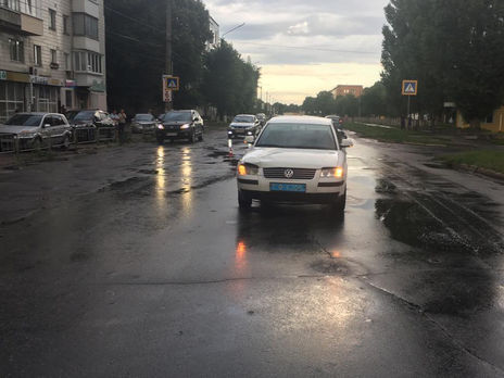 Мальчик, которого сбил в Конотопе полицейский, пытался перебежать дорогу по пешеходному переходу. Видео