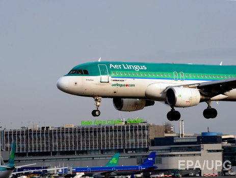 Пассажир следовавшего в Дублин самолета в панике укусил соседа и скончался