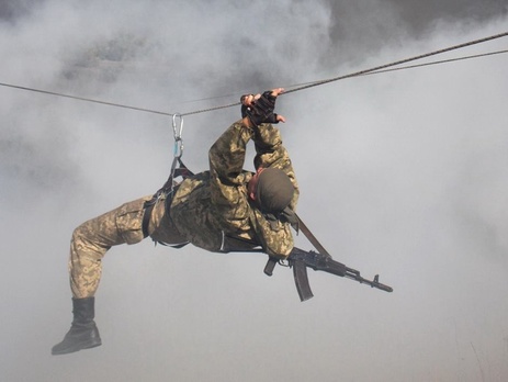 Украинские десантники проводят занятия по физподготовке. Фоторепортаж